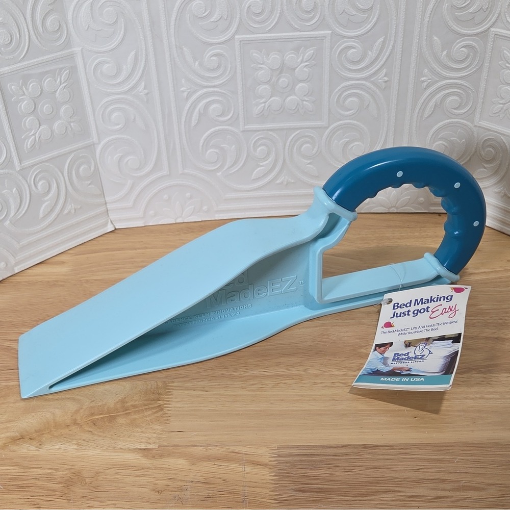 Bed MadeEZ Bed Maker Mattress Lifter Tool Helps Lift and Hold The Mattress Blue
